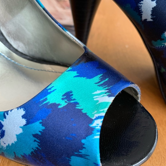 LOVELY 💙💚 Style & Co. Blue/Green/White Abstract Satin High Heels/Pumps 6-6.5! - Picture 5 of 16